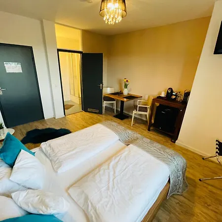 Zum Rayers Cafe-restaurant & Boutique-hotel מלון ווגטסבורג